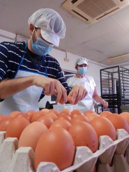 Una de las personas que participa en el proyecto Agua de La Noria con dos entidades sociales del Guadalhorce y la Sierra de las Nieves