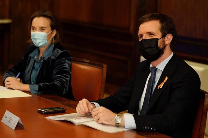 El presidente del PP, Pablo Casado, y la portavoz del Grupo Popular, Cuca Gamarra, se reúnen en el Congreso con representantes de la educación concertada. En Madrid, 5 de noviembre de 2020.