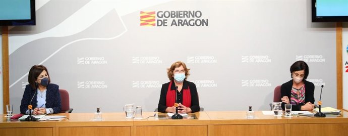 La directora general de Igualdad y Familias de Aragón, Teresa Sevillano, la consejera de Ciudadanía y Derechos Sociales del Gobierno autonómico, María Victoria Broto,y la jefa del Servicio de Apoyo a las Familias, Eva Martínez.