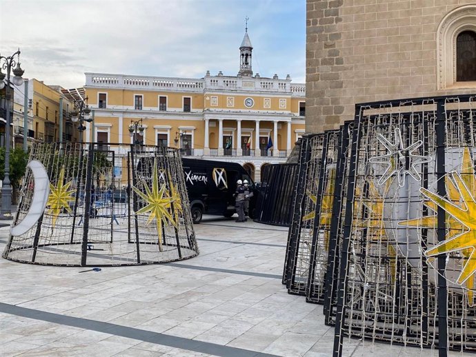 Instalación del arbol de Navidad en Badajoz