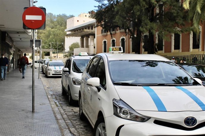 Taxis en una parada de Huelva capital.