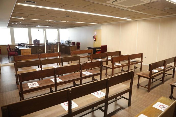 Bancos con indicaciones de distancia de seguridad en una de las salas de los nuevos juzgados de lo Social en la calle Princesa de Madrid