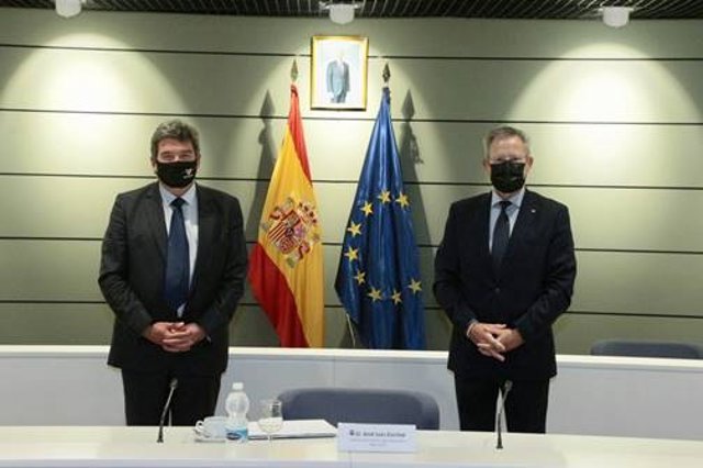 El ministro José Luis Escrivá se reúne con el presidente de Cruz Roja, Javier Senent