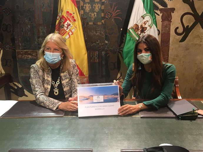 La alcaldesa de Marbella, Ángeles Muñoz, junto a la delegada de Turismo de la Junta, Nuria Rodríguez.