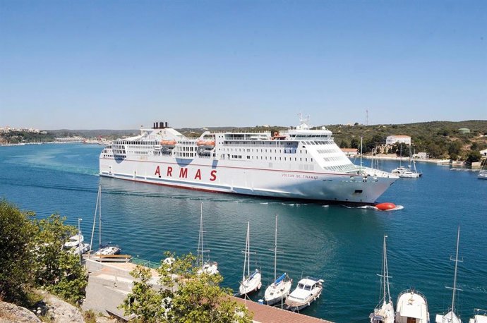 Barco de Naviera Armas Trasmediterránea