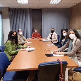 La delegada de Educación y Deportes de la Junta en Córdoba, Inmaculada Troncoso (centro), en la reunión con directores de IES