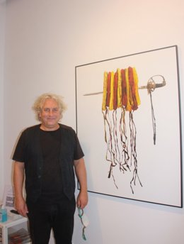 L'artista contemporani Xavier G-Solís davant la imatge promocional de la seva exposició 'Estatambestat / Estatcontrarestat'. Imatge del 5 de novembre de 2020. (Vertical)