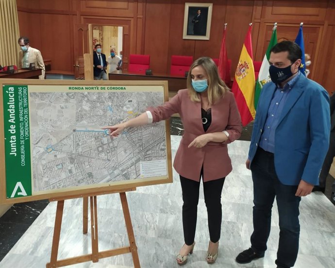 Marifrán Carazo muestra a José María Bellido el trazado de la Ronda Norte de Córdoba, en una imagen de archivo.