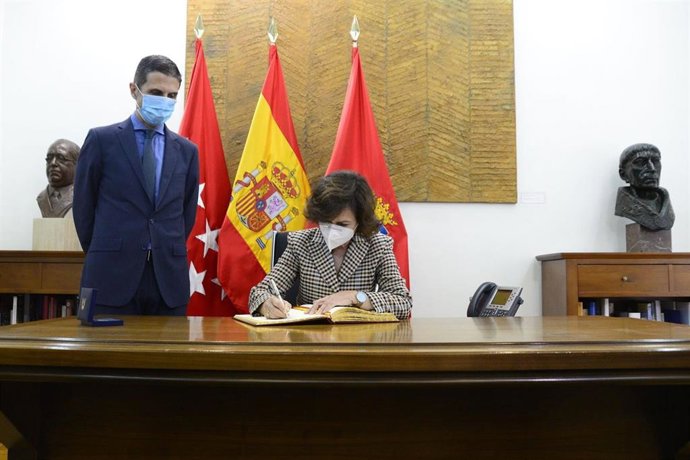 El alcalde de Alcalá de Henares, Javier Rodríguez Palacios, y la vicepresidenta primera del Gobierno, Carmen Calvo, en el Ayuntamiento para celebrar un acto de conmemoración del 80 aniversario del fallecimiento de Manuel Azaña