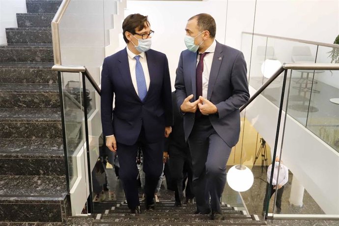 El ministro de Sanidad, Salvador Illa (izquierda), junto al consejero gallego de Sanidad, Julio García Comesaña, durante su visita a las instalaciones del grupo Zendal, en el Polígono Industrial La Relva de O Porriño