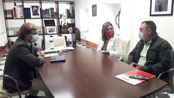 Repullo (izda.) en la reunión con Borrego y Damas.