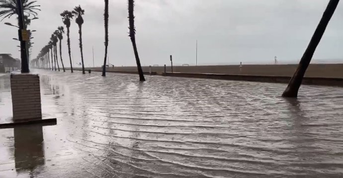 Inundación en el paseo marítimo de la Patacona
