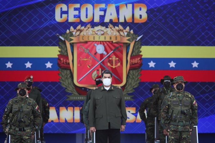 HANDOUT - 25 September 2020, Venezuela, Caracas: Venezuelan President Nicolas Maduro (C) takes part in an event celebrating the anniversary of the Venezuelan Armed Forces' Command of Operations. Photo: -/Prensa Miraflores/dpa - ATTENTION: editorial use 