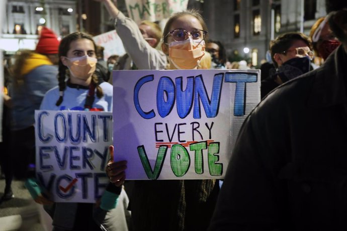 Manifestanres piden que concluya el recuento de votos en Filadelfia