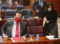 La oposición acusa a Aguado de su "alto nivel de opacidad" durante la pandemia y le afea sus "cambios de criterio"