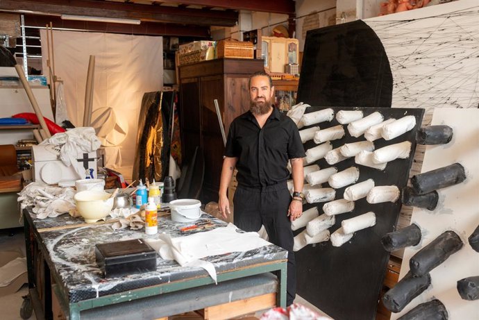 El artista Jarr en su estudio