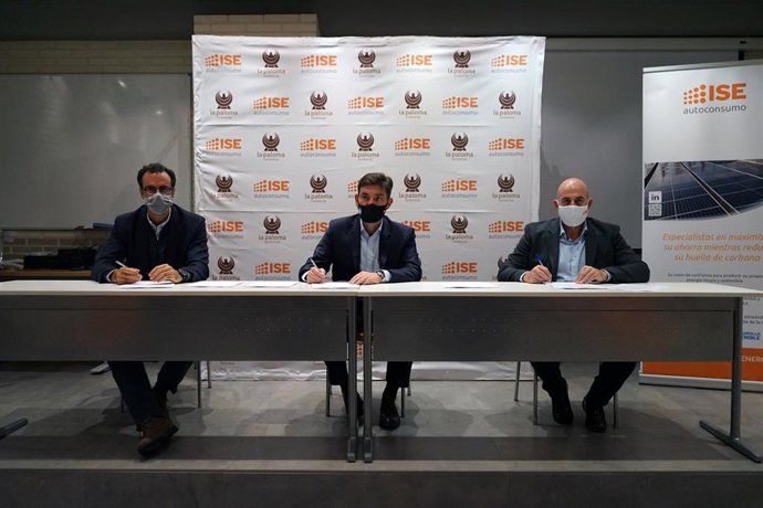 El director en Grupo Gransolar, Iván Higueras (I); el director general de Cerámicas La Paloma, Francisco Rodríguez, y el director de ISE, Francisco Fernández del Pino (D).