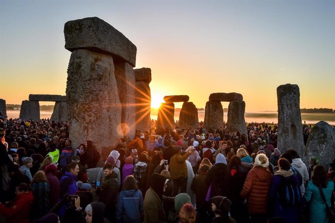 21 June 2019, England, Wiltshire: The sun rises between the stones at Stonehenge, where masses of people meet to celebrate the dawn of the longest day in the England. Photo: Ben Birchall/PA Wire/dpa