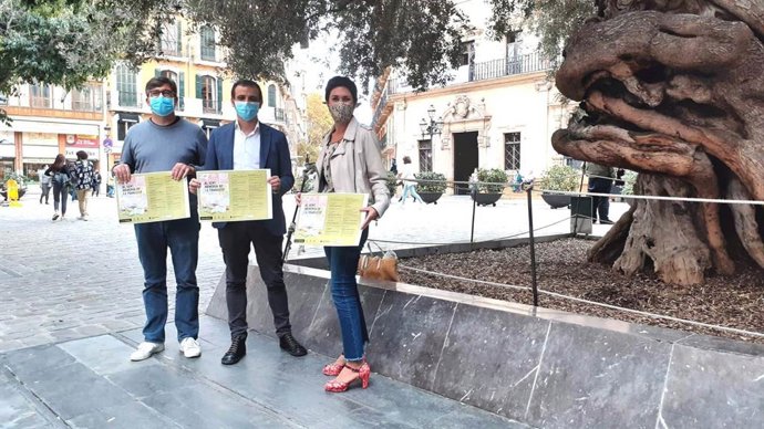 El concejal de Educación y Política Lingüística, Lloren Carrió; la coordinadora del área de Cultura, Francisca Niell y el director general de Eduación, Jaume Ribas.