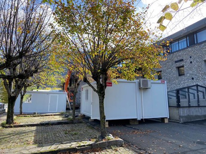 Pla general dels dos mduls prefabricats que s'han installat davant de l'Hospital Val d'Aran a Vielha. Imatge del 5 de novembre del 2020. (horitzontal)