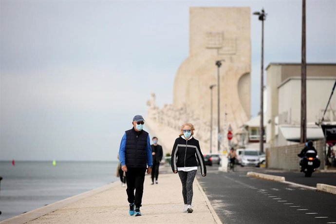 Personas con mascarilla en Lisboa