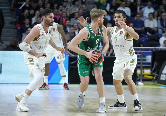 Campazzo y Rudy Fernández defienden a Walkup en el Real Madrid-Zalgiris de la Euroliga 2019-2020