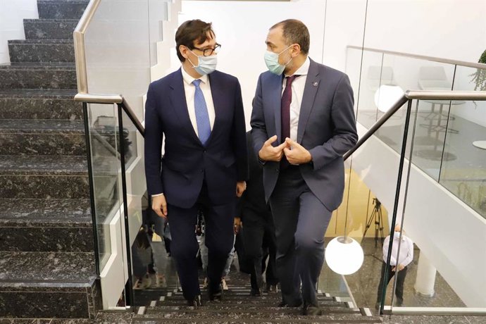 El ministre de Sanitat, Salvador Illa (esquerra), al costat del conseller gallec de Sanitat, Julio García Comesaña, durant la seva visita a les installacions del grup Zendal, al Polígon Industrial La Relva a O Porriño.