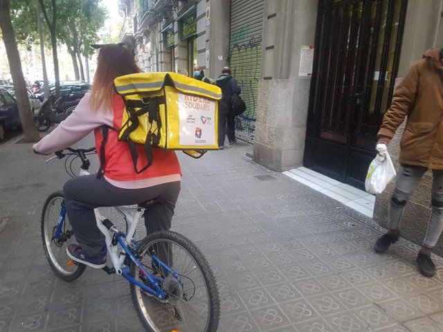 Voluntario repartiendo a domicilio en el barrio de Sant Antoni