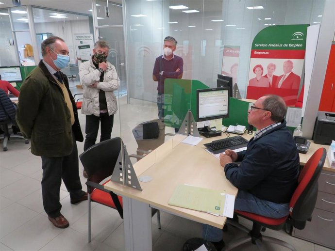 El delegado territorial de Empleo, Formación y Trabajo Autónomo, Antonio Augustín, en su visita a la Oficina de Empleo del SAE en La Palama del Condado (Huelva).