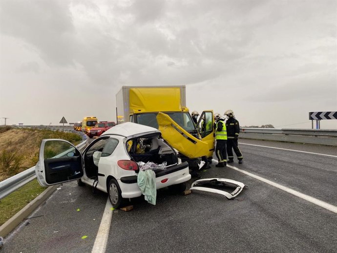 Muere un conductor al chocar contra un camión en una carretera de Torres de la Alameda