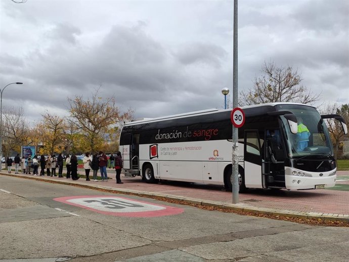 Autobús para donar sangre en el campus Unamuno de la USAL.