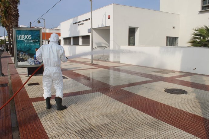 Un operario desifecta el exterior del Centro de Mayores y Dependientes de Cartaya (Huelva).
