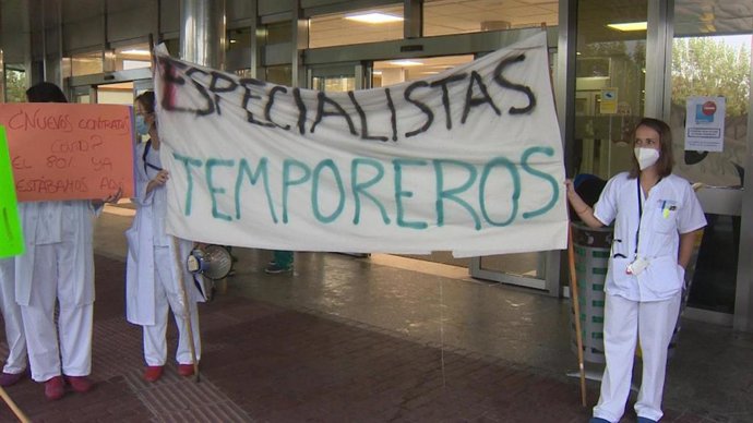 Los especialistas facultativos del Hospital Universitario 12 de Octubre de Madrid, entre los que se encuentran médicos y farmacéuticos, se han concentrado este jueves a las puertas del centro para mostrar su disconformidad con los "contratos precarios".