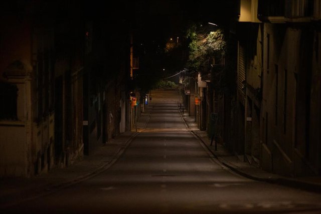 Una vía de Barcelona vacía al inicio del toque de queda impuesto de 22.00 horas a 06.00 horas por la crisis sanitaria del Covid-19, en Barcelona, Catalunya, (España), a 2 de noviembre de 2020. 