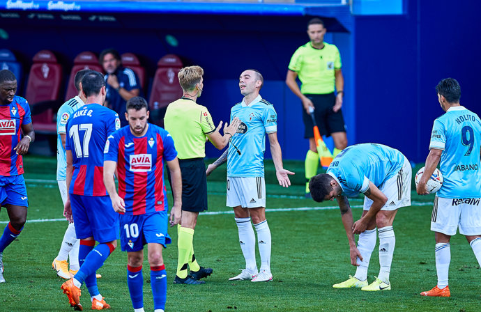 Iago Aspas hablando con el árbitro durante el Eibar-Celta de LaLiga Santander 2020-2021