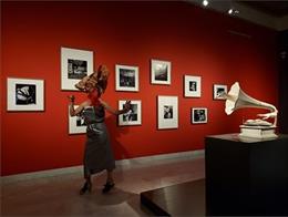 Performance de Snia Gómez en l'exposició 'Jamais' al Museu Picasso de Barcelona.