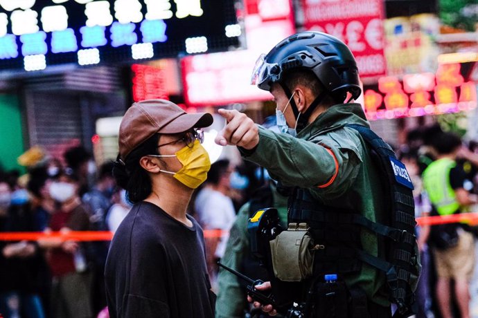 Un policía intenta echar a un manifestante en una protesta contra el Gobierno en Hong Kong