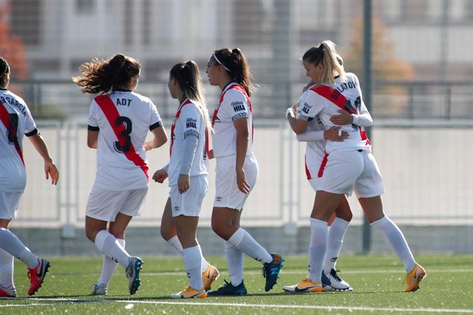 Sladjana Bulatovic, del Rayo Vallecano, celebra un gol con sus compañeras
