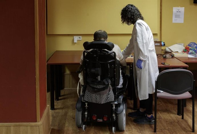 Una sanitaria atiende a un residente con discapacidad (Archivo)