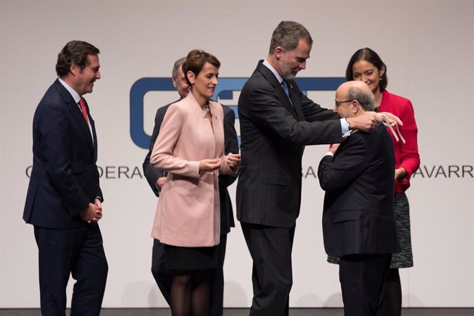 Manuel Torres, en el momento en el que el Rey Felipe VI le entregó la Medalla de Oro de la Confederación de Empresarios de Navarra.