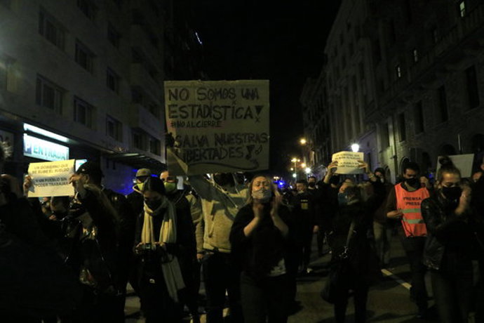 Participants a la manifestació contra el tancament de la restauració i l'oci nocturn, en la segona onada del coronavirus, baixant per Via Laietana. 5 de novembre del 2020. (Horitzontal)