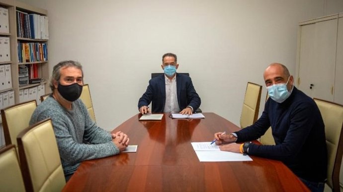 El director general de Deporte del Gobierno de La Rioja, Eloy Madorrán, se ha reunido esta mañana con los representantes del COLEF La Rioja Miguel Díez e Israel Ajamil para repasar las últimas novedades en la legislación deportiva.