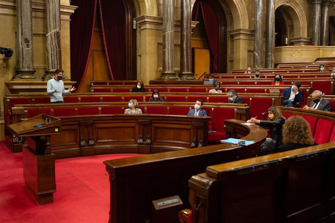 El diputado de Catalunya en Comú Podem David Cid interviene durante una sesión de control al Govern de la Generalitat en el Parlament, en Barcelona, Catalunya (España), a 4 de noviembre de 2020. 