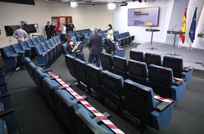 Periodistas esperan en la sala al inicio de la comparecencia en rueda de prensa.