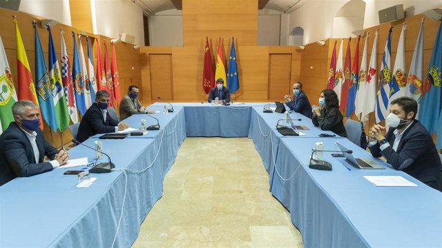 El jefe del Ejecutivo autonómico, Fernando López Miras, preside la mesa de trabajo para diseñar un plan regional de rescate para el sector de la hostelería