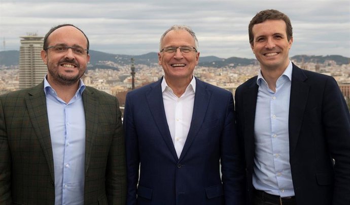 El presidente del PP, Pablo Casado, junto al presidente del PP catalán, Alejandro Fernández.