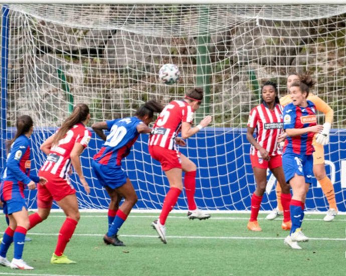 Van Dongen cabecea a la red el gol de la victoria del Atlético ante el Eibar en la Primera Iberdrola 2020-2021
