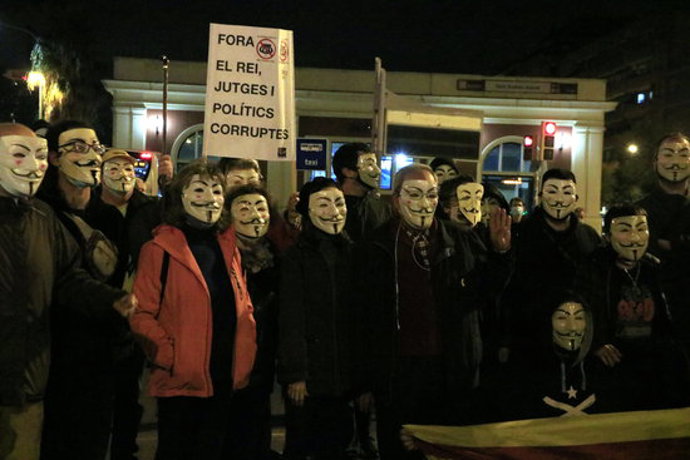 Participants a la protesta que ha tallat l'avinguda Meridiana per reivindicar l'1-O i que s'han sumat a una convocatria internacional d'Anonymous. 5 de novembre del 2020. (Horitzontal)