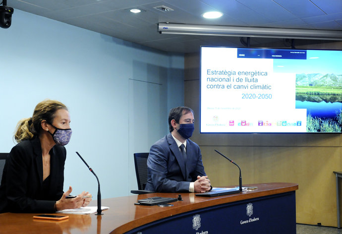 La ministra de Medi Ambient, Agricultura i Sostenibilitat, Sílvia Calvó, i el director de l'Oficina d'Energia i de Canvi Climtic, Carles Miquel.