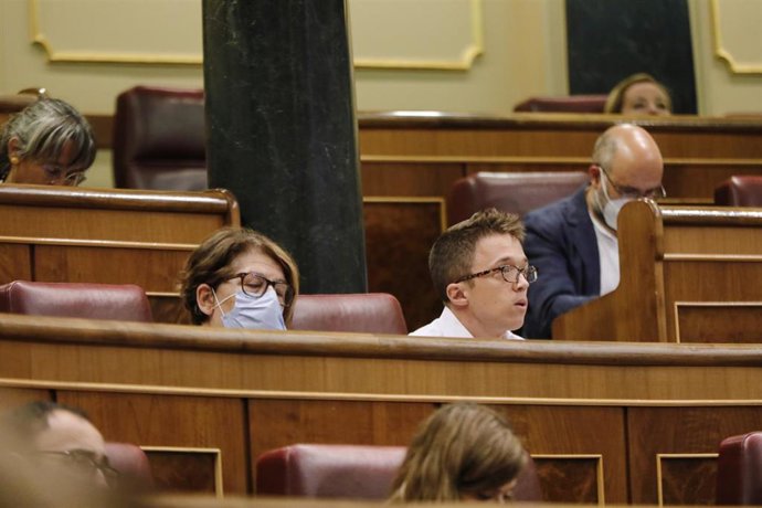 Los diputados de Más País Inés Sabanés e Íñigo Errejón durante una sesión plenaria en el Congreso de los Diputados.